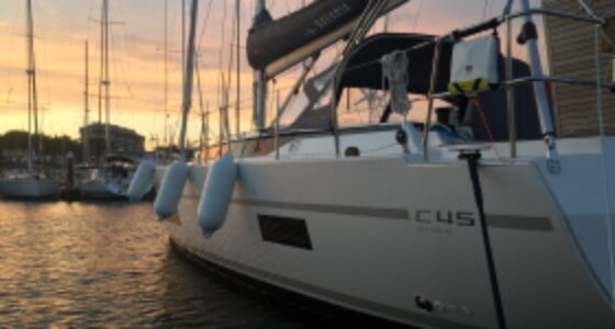 Barco à vela Bavaria c45 na Marina de Cascais ao pôr do sol